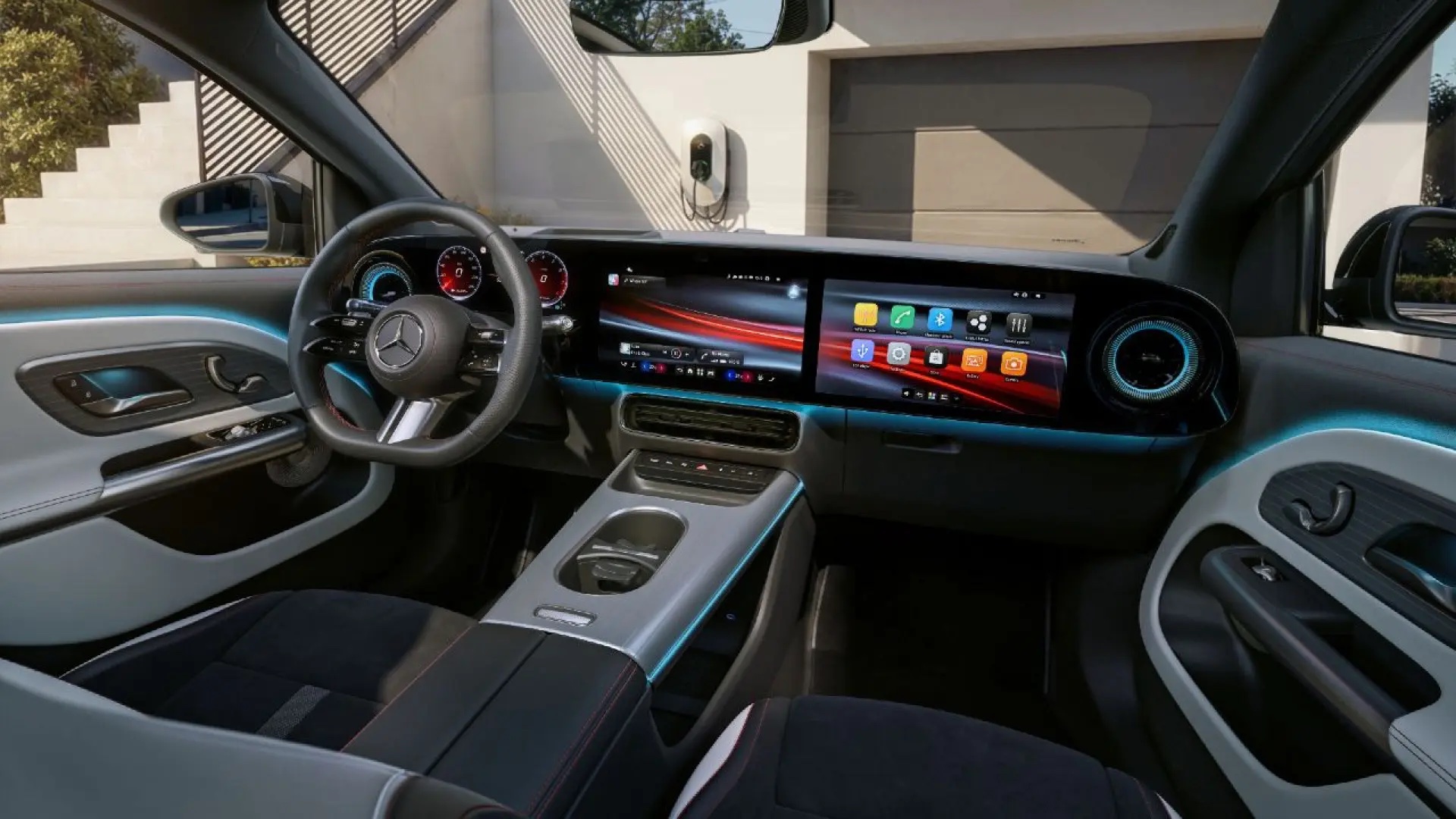 Interior de un Mercedes con pantalla hyperscreen y equipamiento de serie